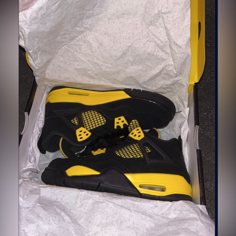 Air Jordan 4 Retro Thunder